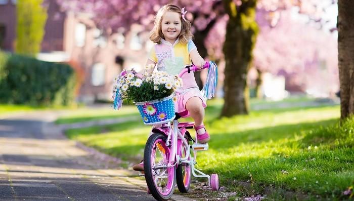 девочка на велосипеде четырехколесном