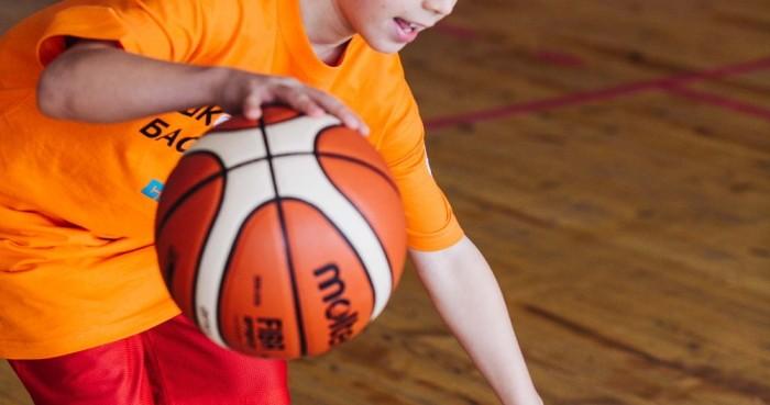  Ребенок с баскетбольным мячом